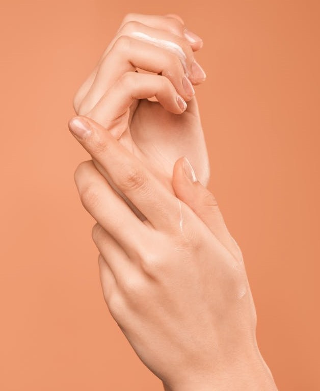 Empfindliche Hände pflegen mit natürlicher Handcreme und Pflanzenölen