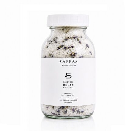 Lavendel-Badesalz mit getrockneten Lavendelblüten für entspannende Wellness-Bäder