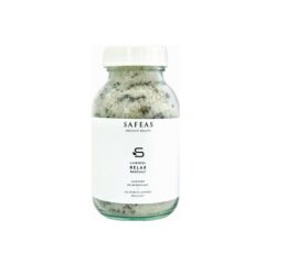 Lavendel-Badesalz mit getrockneten Lavendelblüten für entspannende Wellness-Bäder