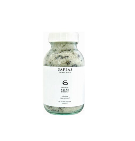 Lavendel-Badesalz mit getrockneten Lavendelblüten für entspannende Wellness-Bäder