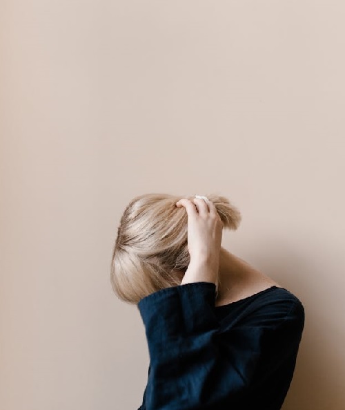 Schnell fettende Haare – Ursachen und Pflege für eine ausgeglichene Kopfhaut